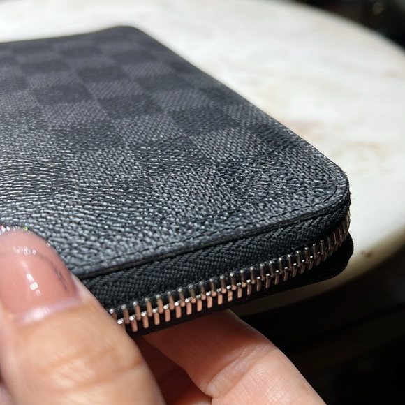 Louis Vuitton Damier GUC Graphite
Vertical zippy wallet - Picture 8 of 17
